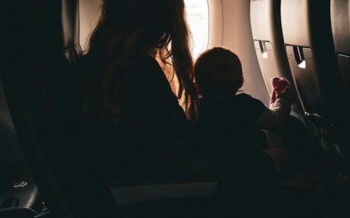bambini in aereo